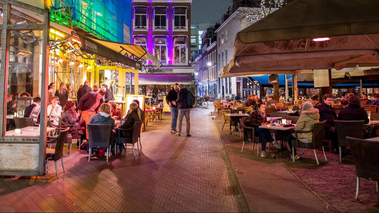 Menschen sitzen am 14.03.2017 in Den Haag (Niederlande) in Restaurants, Bars und Kaffees am "Plein" ("Platz"). In den Niederlanden wird am 15. März ein neues Parlament gewählt. Menschen sitzen am 14.03.2017 in Den Haag (Niederlande) in Restaurants, Bars und Kaffees am "Plein" ("Platz"). In den Niederlanden wird am 15. März ein neues Parlament gewählt.