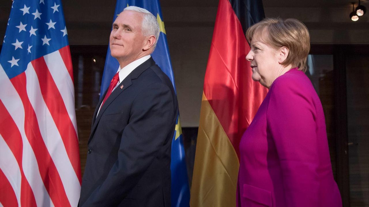 Bundeskanzlerin Angela Merkel (CDU. rechts im Bild) und Mike Pence, Vizepräsident der USA, begrüßen sich am zweiten Tag der 55. Münchner Sicherheitskonferenz zu Beginn eines Gesprächs. Bundeskanzlerin Angela Merkel (CDU. rechts im Bild) und Mike Pence, Vizepräsident der USA, begrüßen sich am zweiten Tag der 55. Münchner Sicherheitskonferenz zu Beginn eines Gesprächs.