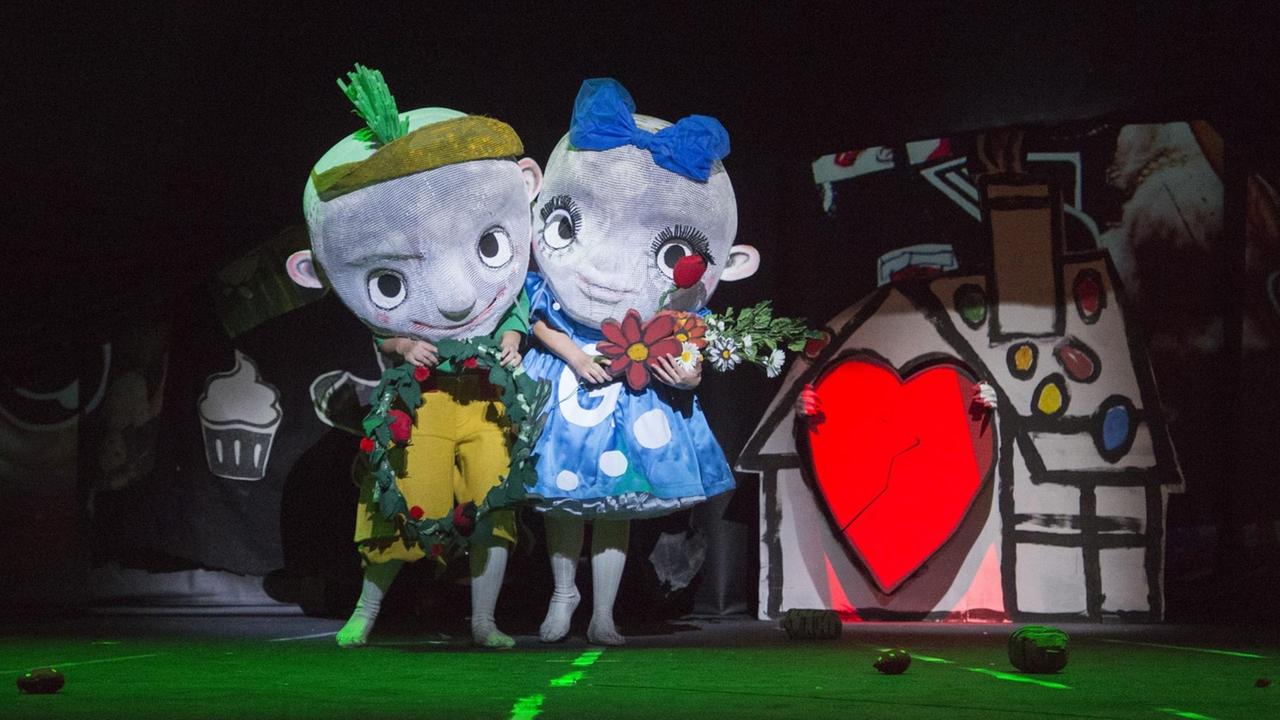 Katrin Wundsam als Hänsel und Elsa Dreisig als Gretel in "Hänsel und Gretel" an der Staatsoper Berlin
