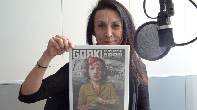 Shermin Langhoff, Intendantin am Maxim Gorki Theater Berlin, hält ein Programmheft ihres Theaters in die Kamera Shermin Langhoff, Intendantin am Maxim Gorki Theater Berlin, hält ein Programmheft ihres Theaters in die Kamera