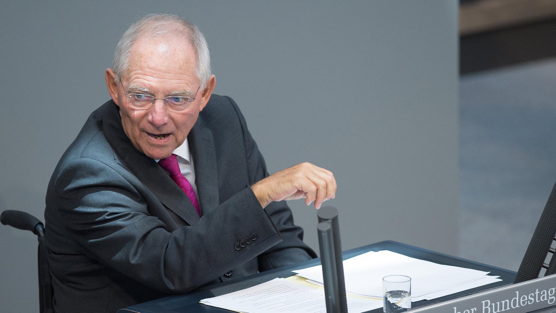 Bundesfinanzminister Wolfgang Schäuble (CDU) spricht am 09.09.2014 im Reichstag in Berlin während der Sitzung des Bundestags. Bundesfinanzminister Wolfgang Schäuble (CDU) spricht am 09.09.2014 im Reichstag in Berlin während der Sitzung des Bundestags.