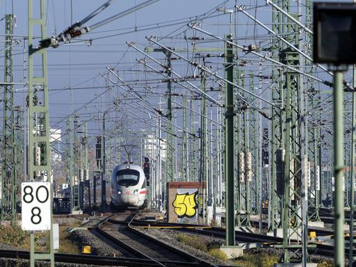 Der ICE 1514 nach Hamburg fährt auf Gleis 11 des Leipziger Hauptbahnhofes ein