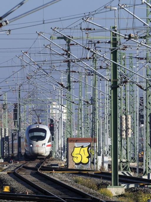 Der ICE 1514 nach Hamburg fährt auf Gleis 11 des Leipziger Hauptbahnhofes ein