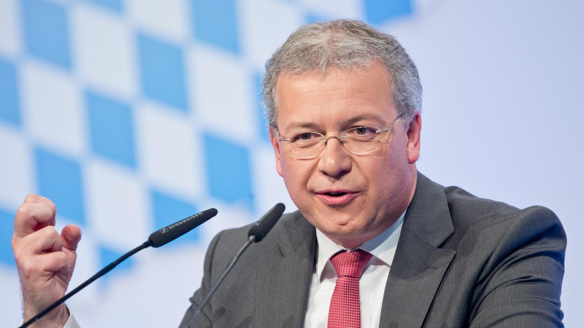 Der CSU-Europaabgeordnete Markus Ferber spricht im Mai 2014 vor der weiß-blauen Flagge Bayerns Der CSU-Europaabgeordnete Markus Ferber spricht im Mai 2014 vor der weiß-blauen Flagge Bayerns