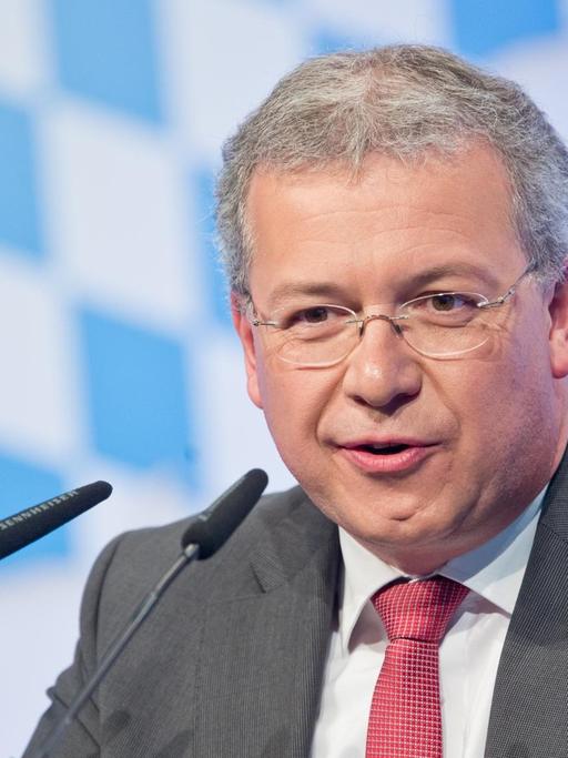 Der CSU-Europaabgeordnete Markus Ferber spricht im Mai 2014 vor der weiß-blauen Flagge Bayerns