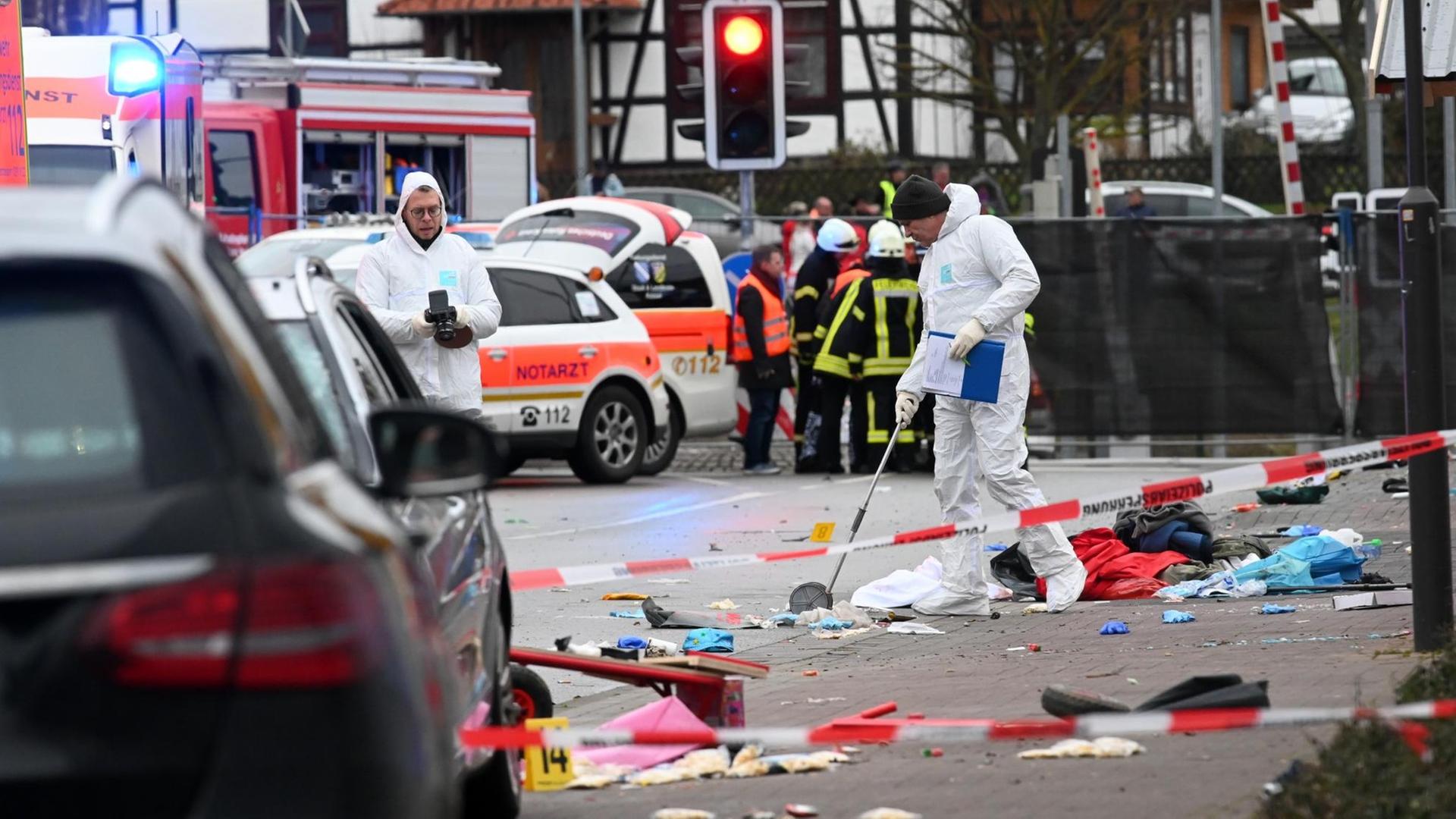 Polizisten ermitteln am Tat-Ort. Polizisten ermitteln am Tat-Ort.