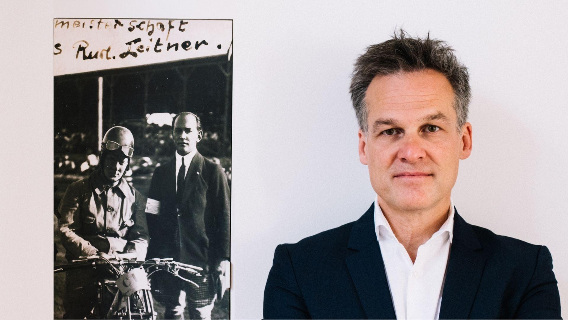 Der Autor Tarek Leitner und ein Foto seines Vaters: ‚Linz 1924: Rudolf auf seiner Speedwaymaschine‘ Der Autor Tarek Leitner und ein Foto seines Vaters: ‚Linz 1924: Rudolf auf seiner Speedwaymaschine‘