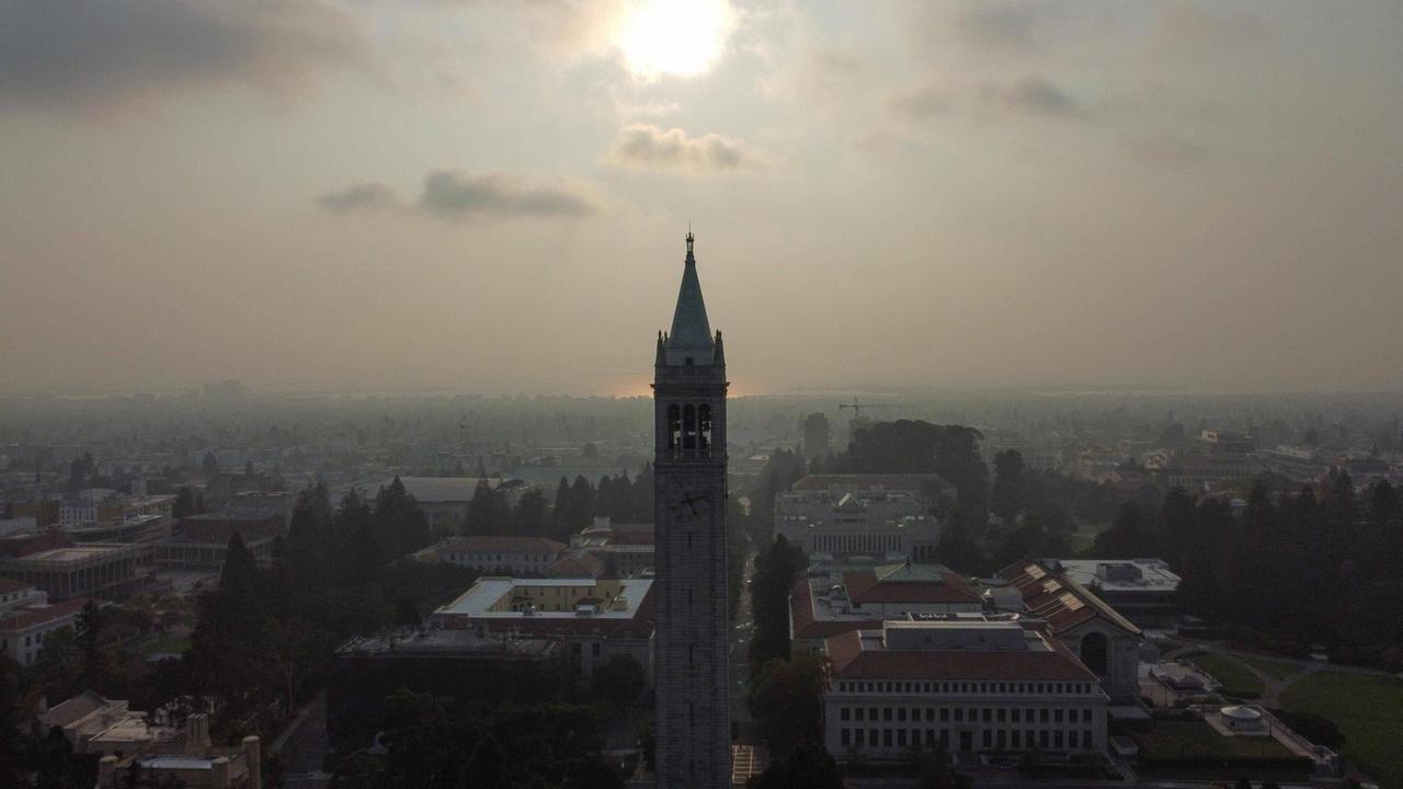 Rauch von kalifornischen Waldbränden hängt über der Skyline der Stadt am 8. Oktober 2020 in San Francisco, Kalifornien. Rauch von kalifornischen Waldbränden hängt über der Skyline der Stadt am 8. Oktober 2020 in San Francisco, Kalifornien.