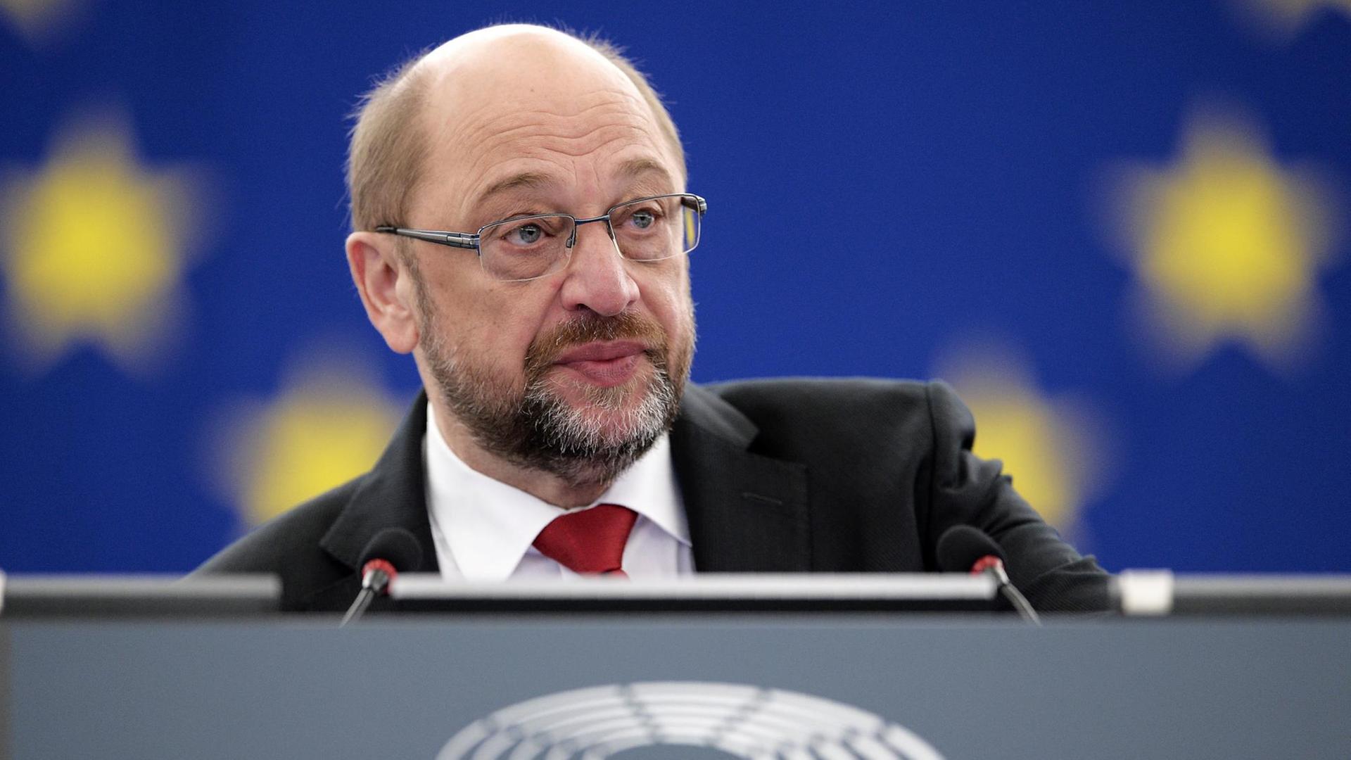 EU-Parlamentspräsident Martin Schulz während einer Debatte in Straßburg am 5.10.2016. Im Hintergrund eine blaue Wand mit gelben Sternen. EU-Parlamentspräsident Martin Schulz während einer Debatte in Straßburg am 5.10.2016. Im Hintergrund eine blaue Wand mit gelben Sternen.