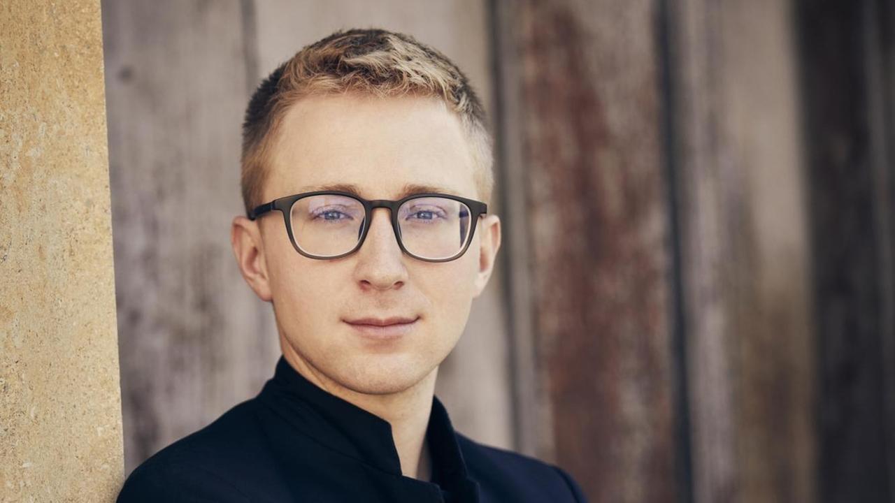 Porträt des Dirigenten Patrick Hahn. Porträt des Dirigenten Patrick Hahn.