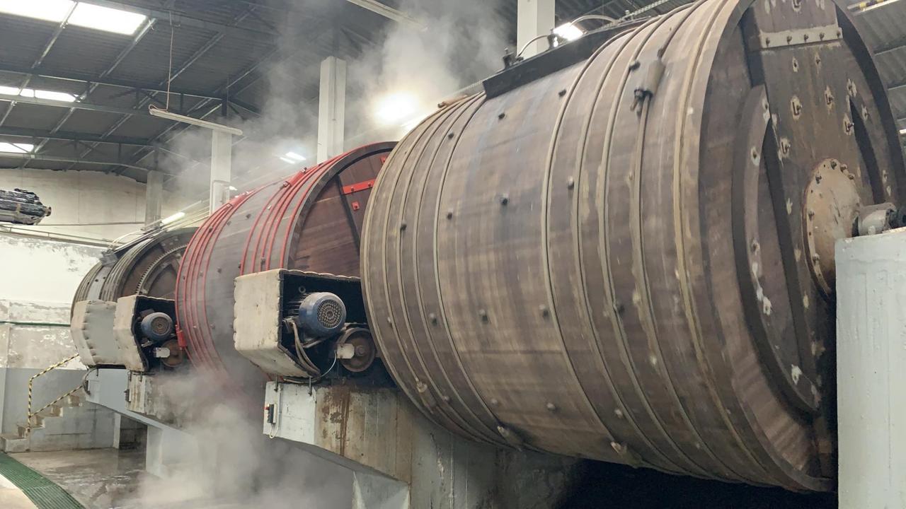 Das Leder mit Holztrommeln in der Gerberei von Antonio Novo synthetisch zu gerben, ist umweltfreundlicher als chemisch mit Chrom. Aus den großen Holztrommeln, die sich drehen, kommt Dampf. Das Leder mit Holztrommeln in der Gerberei von Antonio Novo synthetisch zu gerben, ist umweltfreundlicher als chemisch mit Chrom. Aus den großen Holztrommeln, die sich drehen, kommt Dampf.