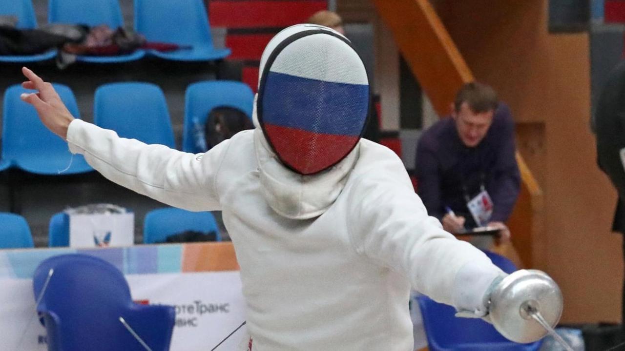 Ein russischer Fechter mit einer Maske in den Nationalfarben Ein russischer Fechter mit einer Maske in den Nationalfarben