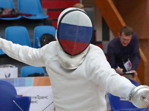 Ein russischer Fechter mit einer Maske in den Nationalfarben