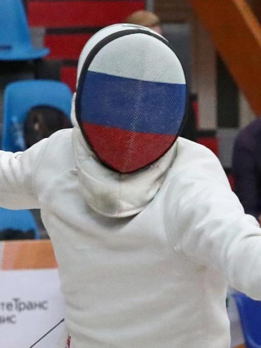 Ein russischer Fechter mit einer Maske in den Nationalfarben