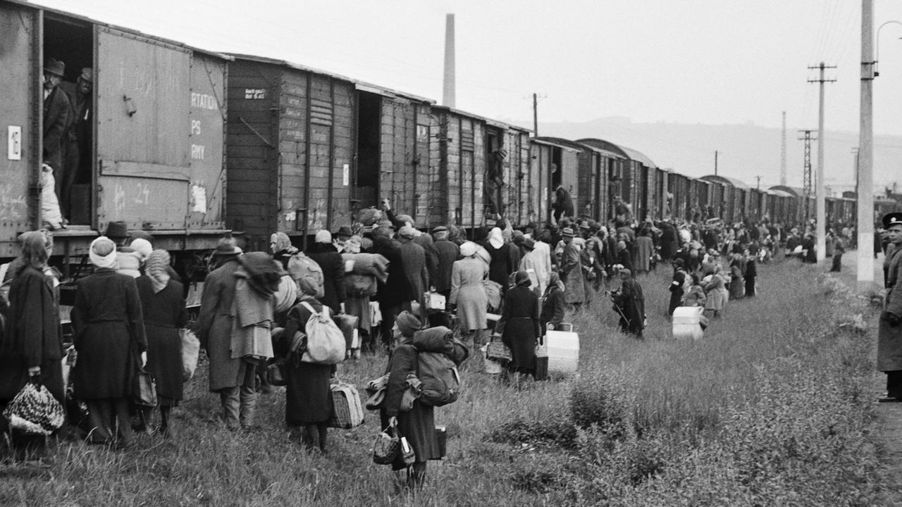 Sudetendeutsche betreten die Güterwaggons, mit denen sie 1946 die Tschechoslowakei verlassen müssen. Sudetendeutsche betreten die Güterwaggons, mit denen sie 1946 die Tschechoslowakei verlassen müssen.