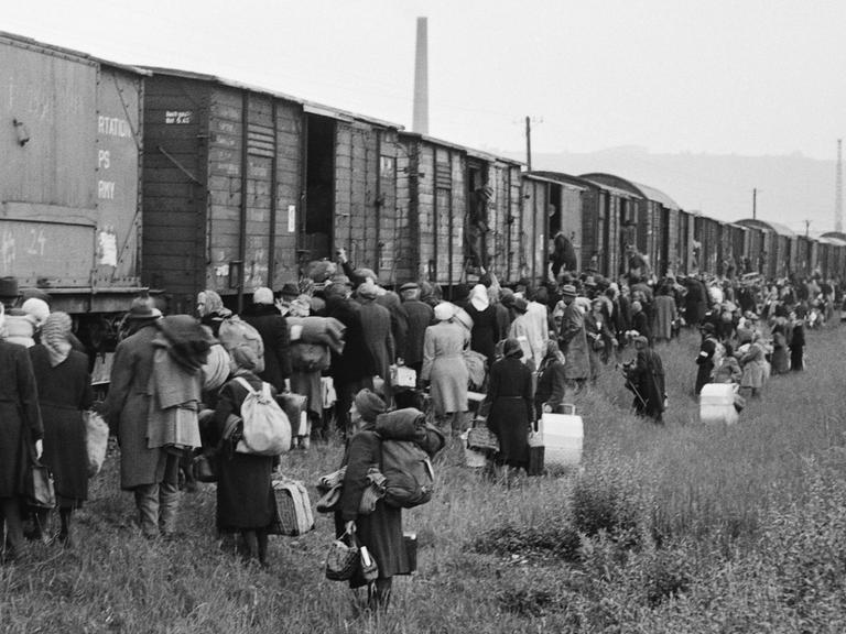 Sudetendeutsche betreten die Güterwaggons, mit denen sie 1946 die Tschechoslowakei verlassen müssen.