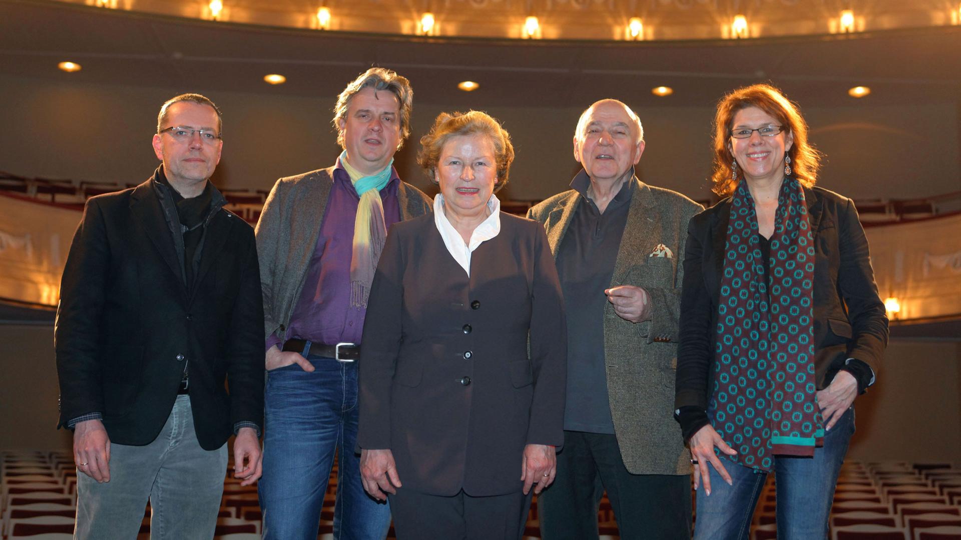 Andreas Kuntze (Intendant der Nordwestdeutschen Philharmonie - l-r), Dirigent Frank Beermann, die Vorsitzende des Richard Wagner Verbandes Minden, Jutta Hering-Winckler, Regisseur Gerhard Heinz und die Intendantin des Stadttheaters Minden, Andrea Krauledat posieren im Innenraum des Stadttheaters in Minden (Nordrhein Westfalen). Große Oper im kleinen Minden: Von 2015 bis 2019 wird in der ostwestfälischen 80 000-Einwohner-Stadt Richard Wagners kompletter «Ring des Nibelungen» aufgeführt. Andreas Kuntze (Intendant der Nordwestdeutschen Philharmonie - l-r), Dirigent Frank Beermann, die Vorsitzende des Richard Wagner Verbandes Minden, Jutta Hering-Winckler, Regisseur Gerhard Heinz und die Intendantin des Stadttheaters Minden, Andrea Krauledat posieren im Innenraum des Stadttheaters in Minden (Nordrhein Westfalen). Große Oper im kleinen Minden: Von 2015 bis 2019 wird in der ostwestfälischen 80 000-Einwohner-Stadt Richard Wagners kompletter «Ring des Nibelungen» aufgeführt.