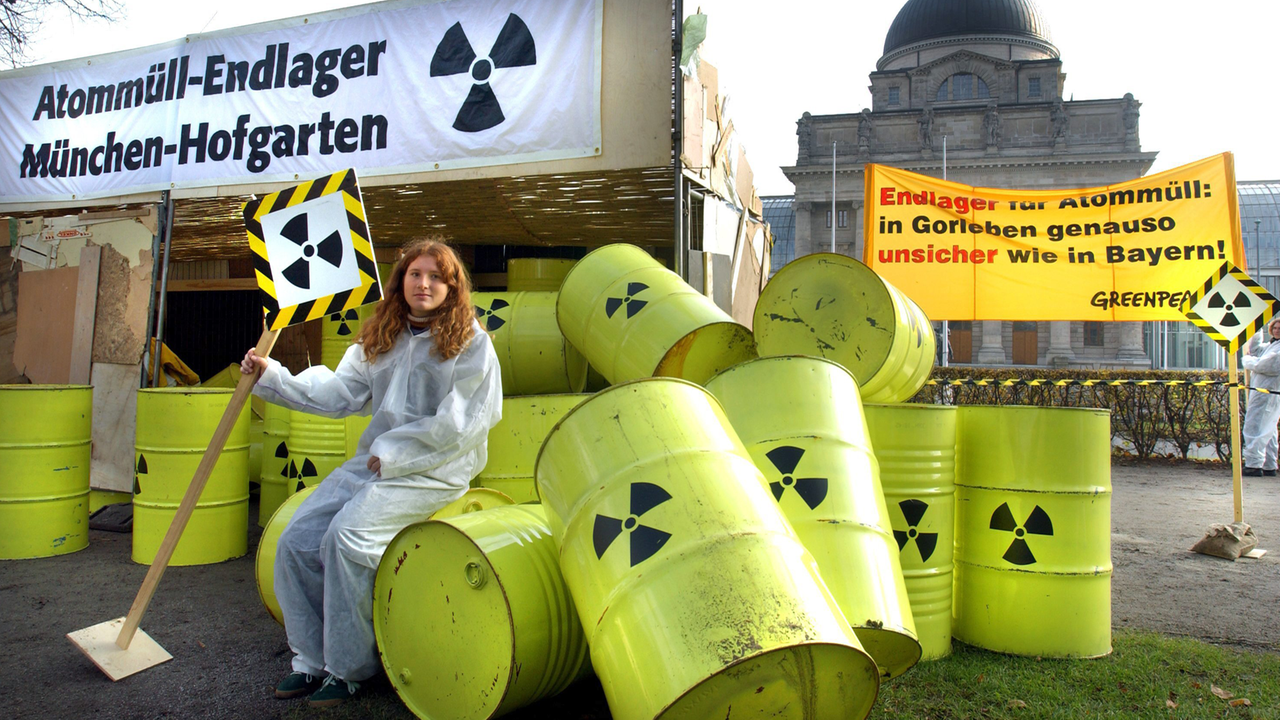 Mit 40 als Atommüll markierten Fässern protestieren Greenpeace-Aktivisten vor der bayerische Staatskanzlei in München gegen die deutsche Atommüllpolitik.