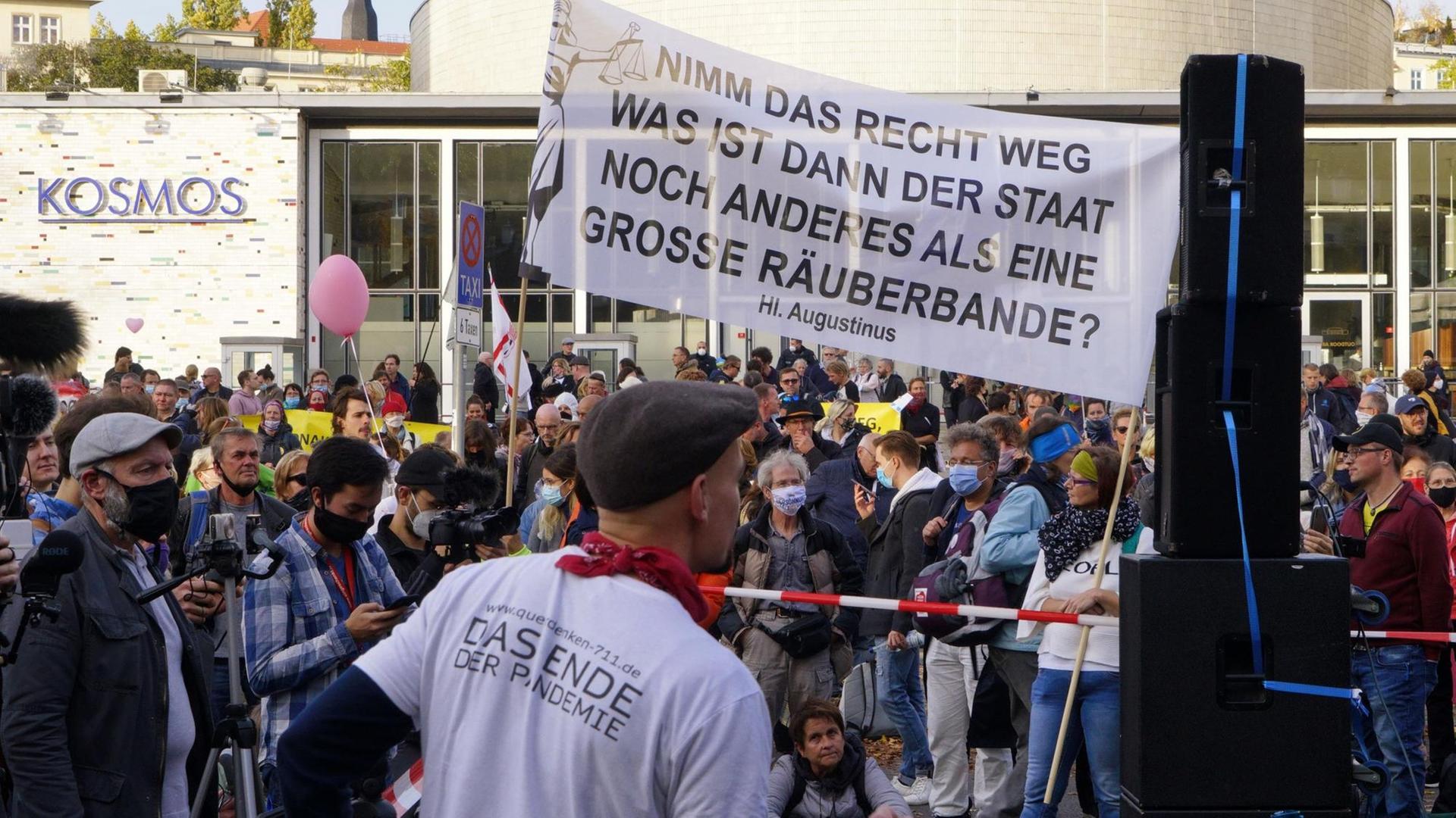 Querdenker-Demonstration gegen die bestehenden Maßnahmen zur Eindämmung der Corona-Pandemie anlässlich des World Health Summit 2020 im ehemaligen Kino Kosmos auf der Karl-Marx-Allee. Wegen Nichteinhaltung der polizeilichen Auflagen wurde die Demonstration durch die Polizei beendet. Es gab Rangeleien und Festnahmen. Berlin, 25.10.2020 Querdenker-Demonstration gegen die bestehenden Maßnahmen zur Eindämmung der Corona-Pandemie anlässlich des World Health Summit 2020 im ehemaligen Kino Kosmos auf der Karl-Marx-Allee. Wegen Nichteinhaltung der polizeilichen Auflagen wurde die Demonstration durch die Polizei beendet. Es gab Rangeleien und Festnahmen. Berlin, 25.10.2020