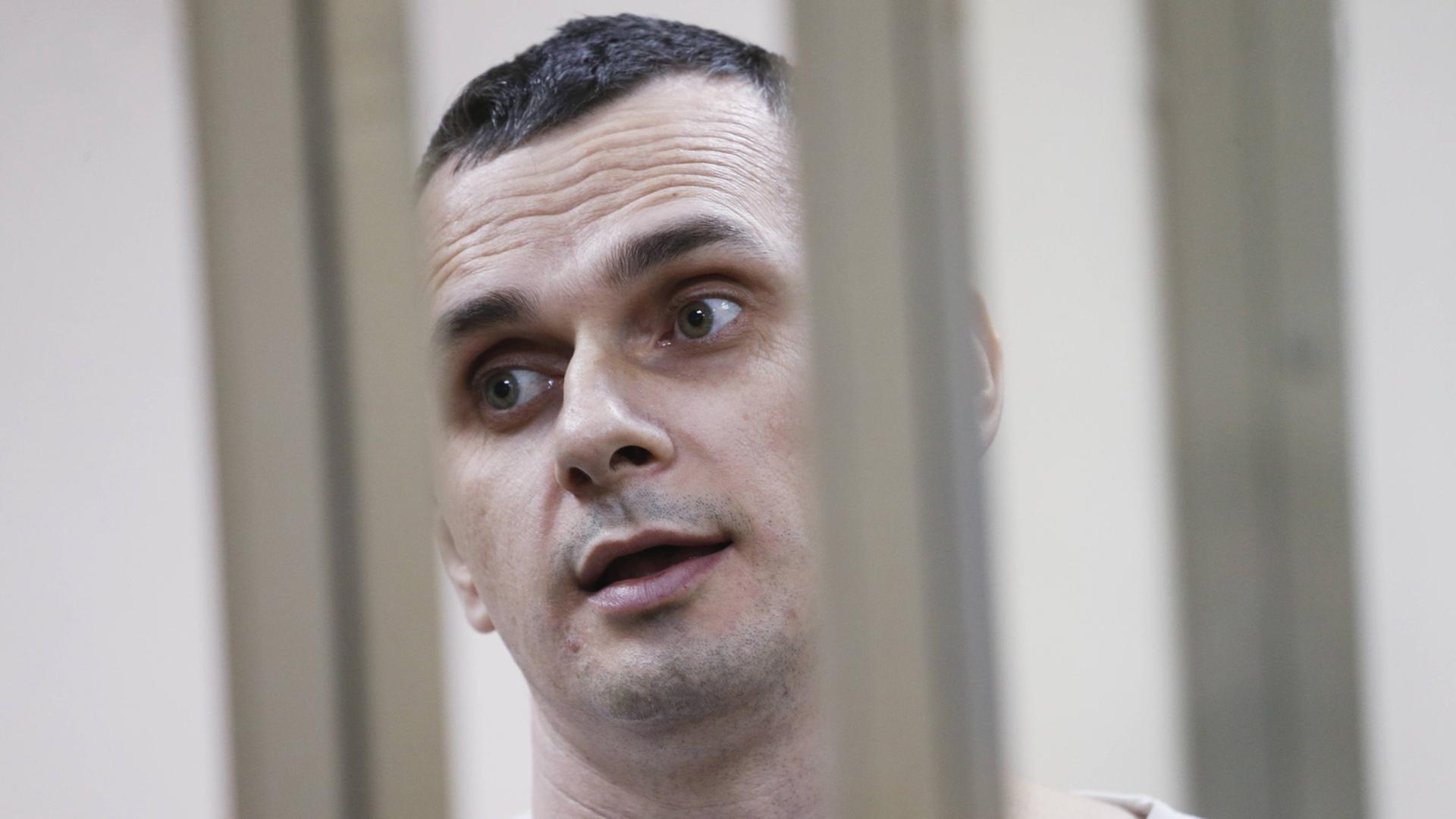 Der ukrainische Regisseur Oleg Senzow vor dem russischen Militärgericht im Nord-Kaukasus, aufgenommen im August 2015 Der ukrainische Regisseur Oleg Senzow vor dem russischen Militärgericht im Nord-Kaukasus, aufgenommen im August 2015