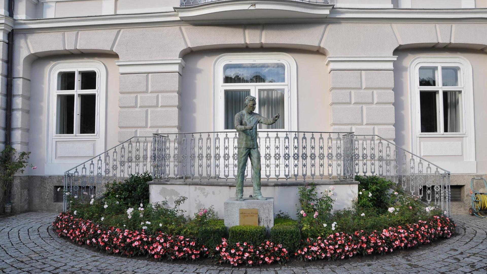 Inmitten der Altstadt von Salzburg befindet sich in einem kleinen Vorgarten eine lebensgroße Bronzestatue von Herbert von Karajan (1908 - 1989). Inmitten der Altstadt von Salzburg befindet sich in einem kleinen Vorgarten eine lebensgroße Bronzestatue von Herbert von Karajan (1908 - 1989).