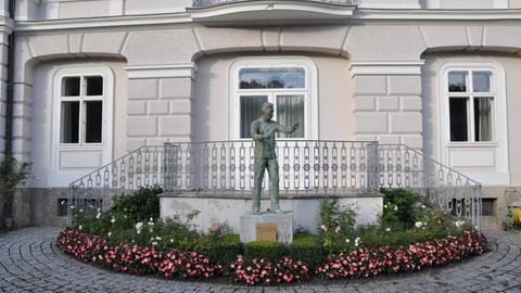 Vor dem Geburtshaus Herbert von Karajans in der Salzburger Altstadt steht im Vorgarten eine Bronzestatue des Dirigenten