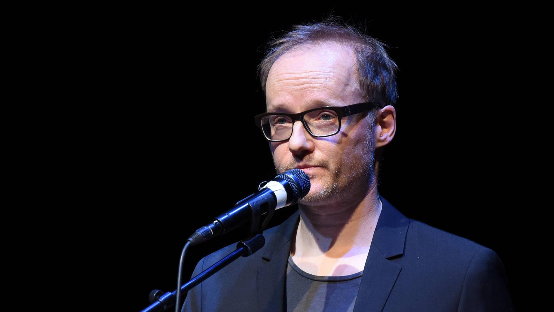 Der Indie-Pop-Musiker und Autor PeterLicht liest am 19.03.2015 im Rahmen des internationalen Literaturfestivals Lit.Cologne in Köln. Der Indie-Pop-Musiker und Autor PeterLicht liest am 19.03.2015 im Rahmen des internationalen Literaturfestivals Lit.Cologne in Köln.