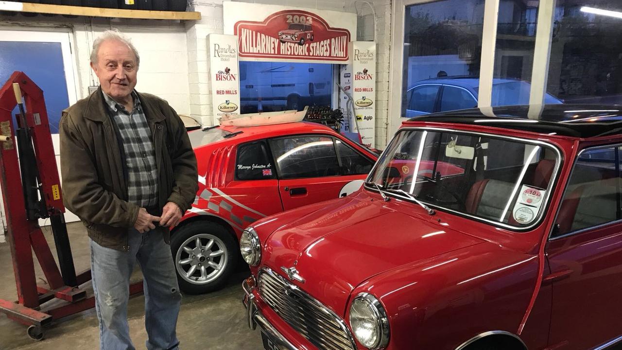 Mervyn Johnston steht vor seinem roten Mini Cooper. Mervyn Johnston steht vor seinem roten Mini Cooper.
