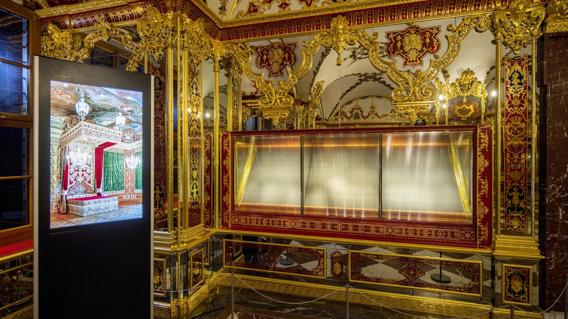 Im Juwelenzimmer ist die ausgeraubte Vitrine wieder mit Glas verschlossen, aber leer. Im Juwelenzimmer ist die ausgeraubte Vitrine wieder mit Glas verschlossen, aber leer.