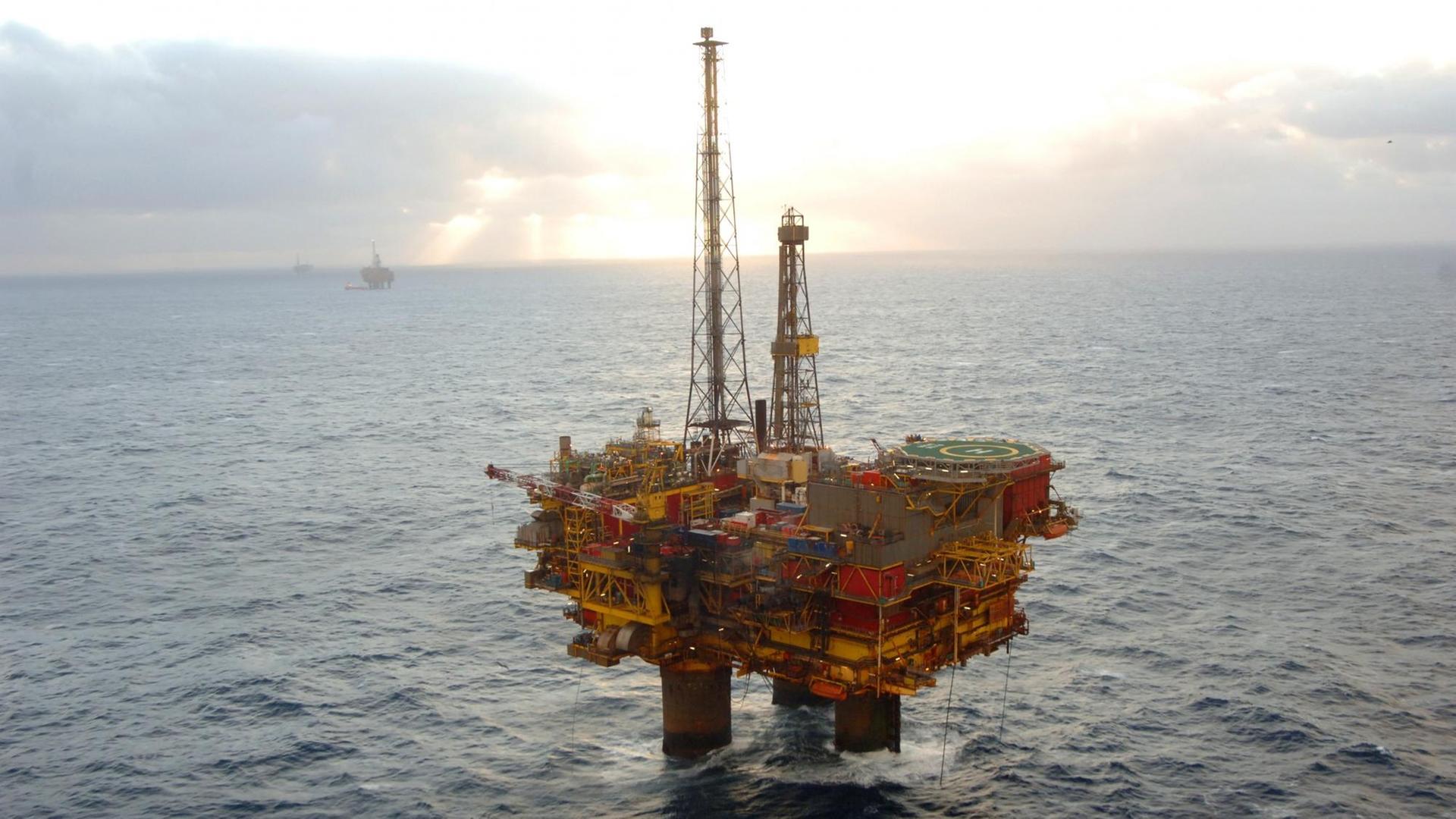 HANDOUT - An aerial photograph shows Shell's Brent Delta Platform in the Northern North Sea (undated photo). EDITORRIAL USE ONLY - MANDATORY CREDIT: «Photo: Ross Johnston ARPS/Shell» - ACHTUNG: nur zur redaktionellen Verwendung bei Nennung der Quelle: «Foto: Ross Johnston ARPS/Shell» (Zu dpa «- Brent geht zur Neige - Entsorgung wird eine Herkulesaufgabe») | HANDOUT - An aerial photograph shows Shell's Brent Delta Platform in the Northern North Sea (undated photo). EDITORRIAL USE ONLY - MANDATORY CREDIT: «Photo: Ross Johnston ARPS/Shell» - ACHTUNG: nur zur redaktionellen Verwendung bei Nennung der Quelle: «Foto: Ross Johnston ARPS/Shell» (Zu dpa «- Brent geht zur Neige - Entsorgung wird eine Herkulesaufgabe») |