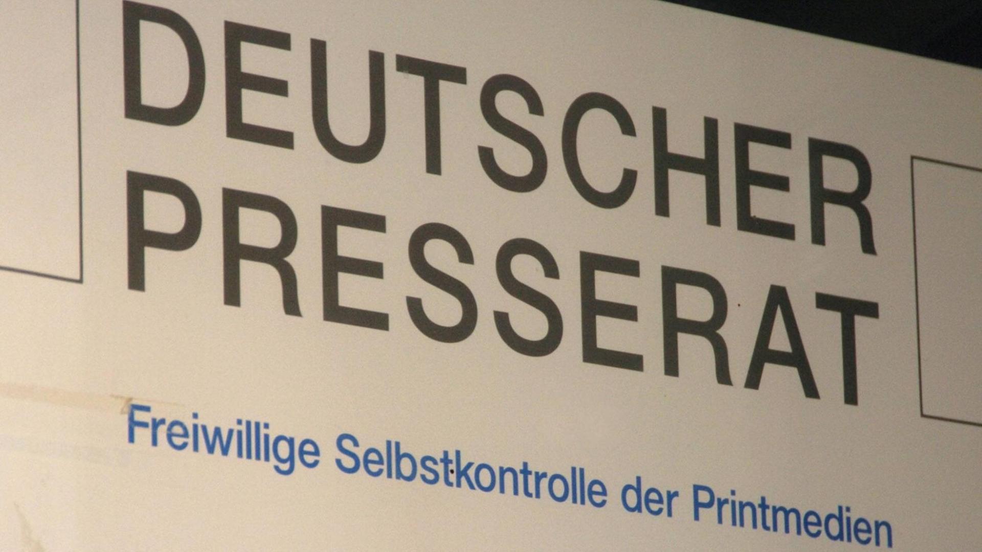 Ein Schild mit dem Schriftzug Deutscher Presserat, freiwillige Selbstkontrolle der Printmedien.