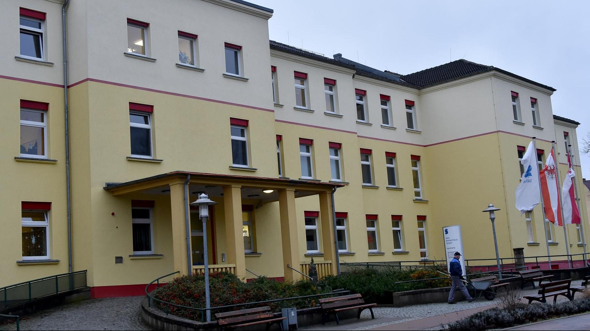 Das Sana Krankenhaus in Templin (Brandenburg), aufgenommen am 04.01.2018. Der Umbau des Krankenhauses wird mit rund 10,1 Millionen Euro aus Fördermitteln des Krankenhausstrukturfonds des Bundes sowie aus Landesmitteln gefördert. Foto: Bernd Settnik/dpa-Zentralbild/ZB | Verwendung weltweit Das Sana Krankenhaus in Templin (Brandenburg), aufgenommen am 04.01.2018. Der Umbau des Krankenhauses wird mit rund 10,1 Millionen Euro aus Fördermitteln des Krankenhausstrukturfonds des Bundes sowie aus Landesmitteln gefördert. Foto: Bernd Settnik/dpa-Zentralbild/ZB | Verwendung weltweit