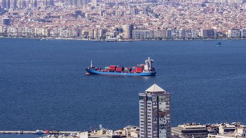 Ein Containerschiff fährt vor Izmir durch die Ägais