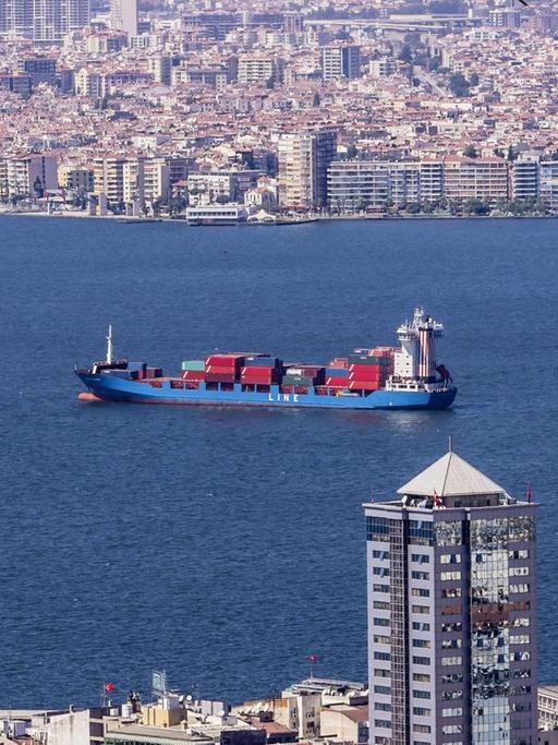 Ein Containerschiff fährt vor Izmir durch die Ägais