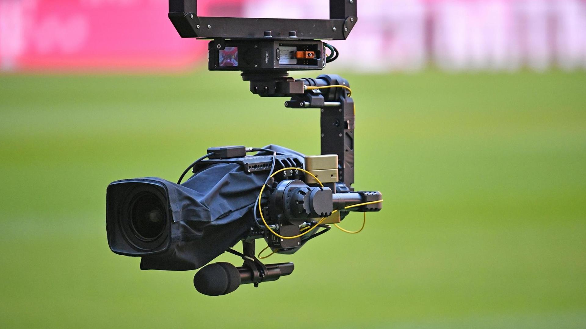 Eine Spidercam oder Seilkamera im Fußballstadion Allianz Arena vor grünem Rasen. Eine Spidercam oder Seilkamera im Fußballstadion Allianz Arena vor grünem Rasen.