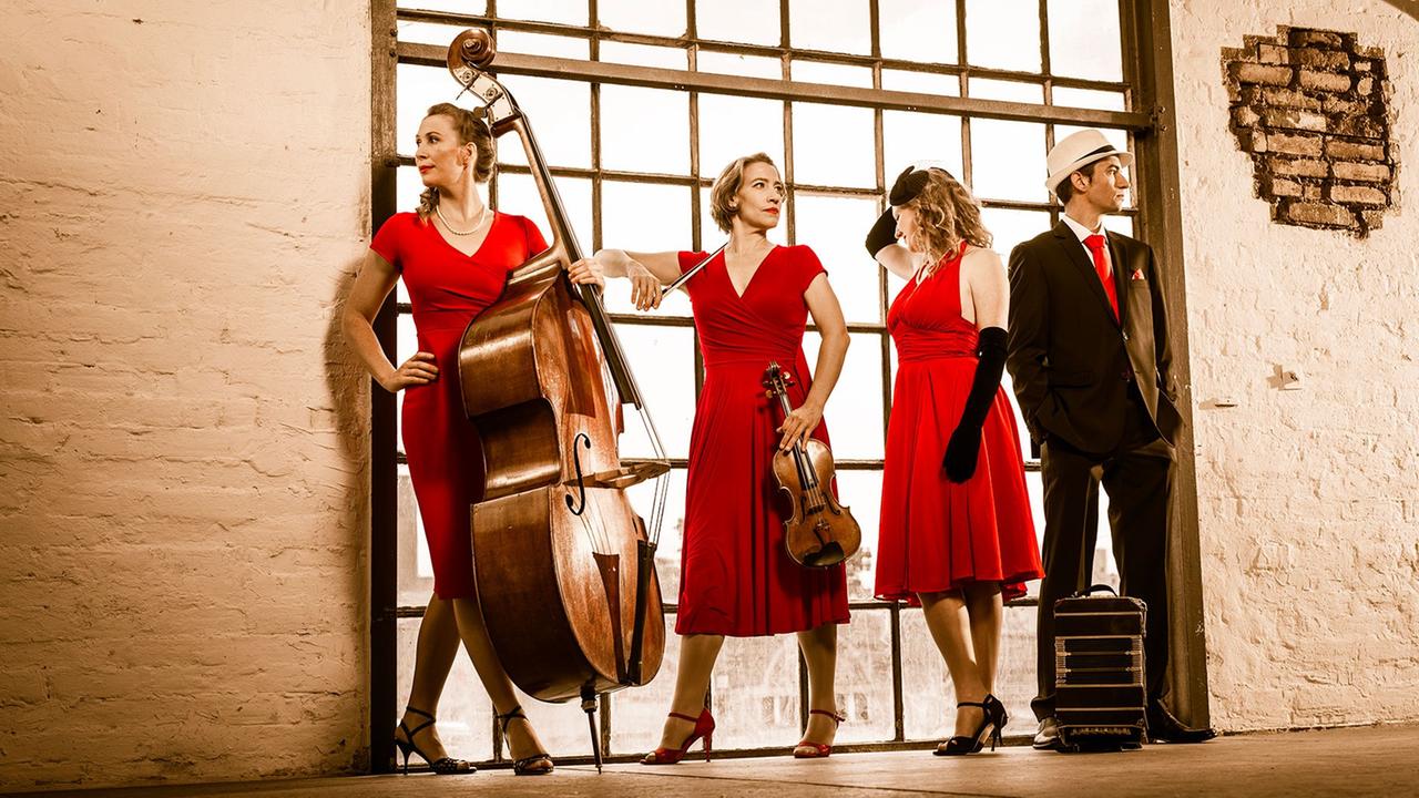 Die vier Musiker des Cuarteto Rotterdam in Tanzposen Die vier Musiker des Cuarteto Rotterdam in Tanzposen