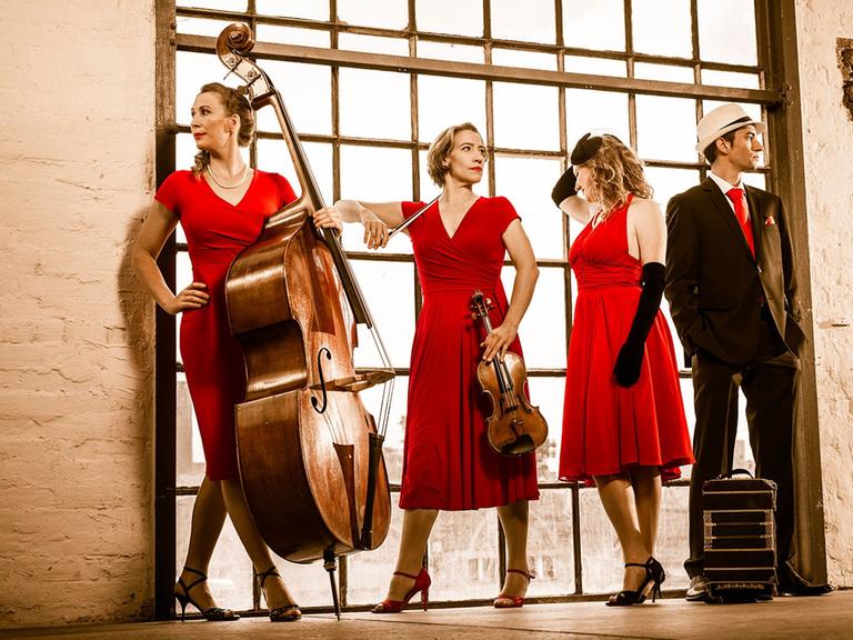 Die vier Musiker des Cuarteto Rotterdam in Tanzposen