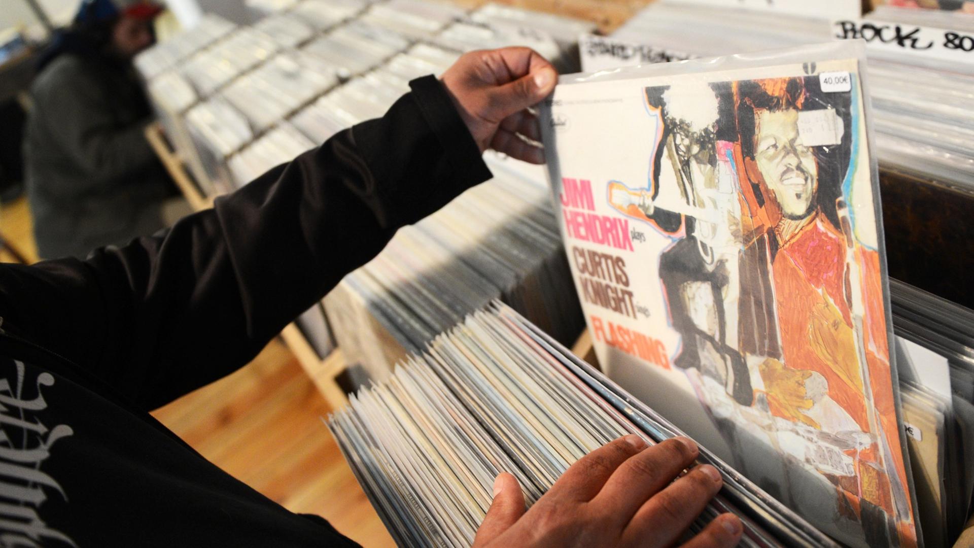 Ein Mann durchsucht das Angebot in einem Schallplattenladen.