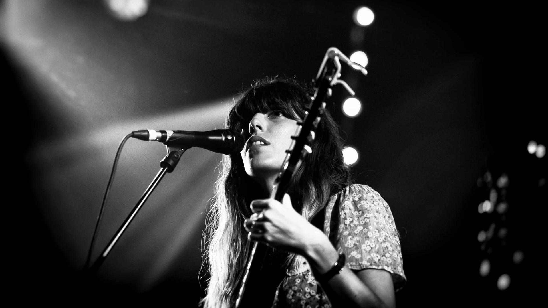 Lou Doillon steht mit Gitarre auf der Bühne. Lou Doillon steht mit Gitarre auf der Bühne.