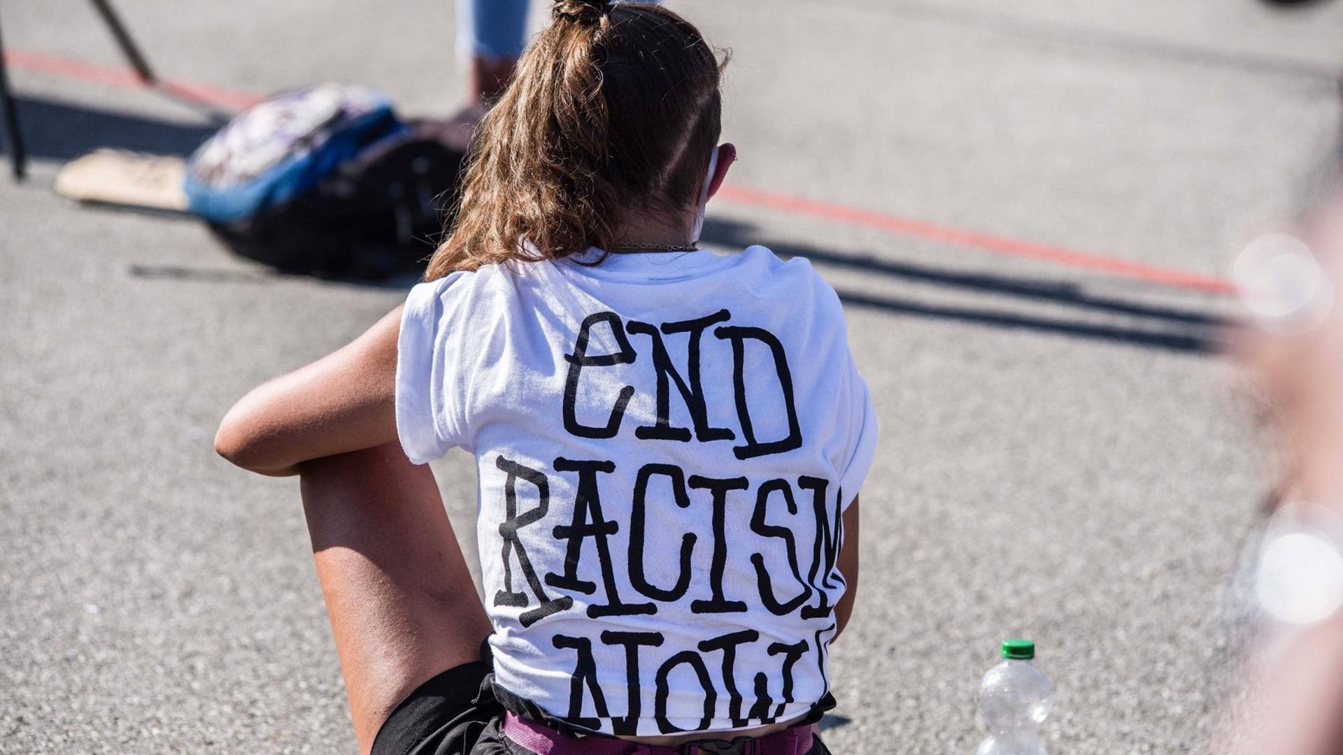 Teilnehmerin einer Demonstration gegen Rassismus Ende Juni 2020 in München