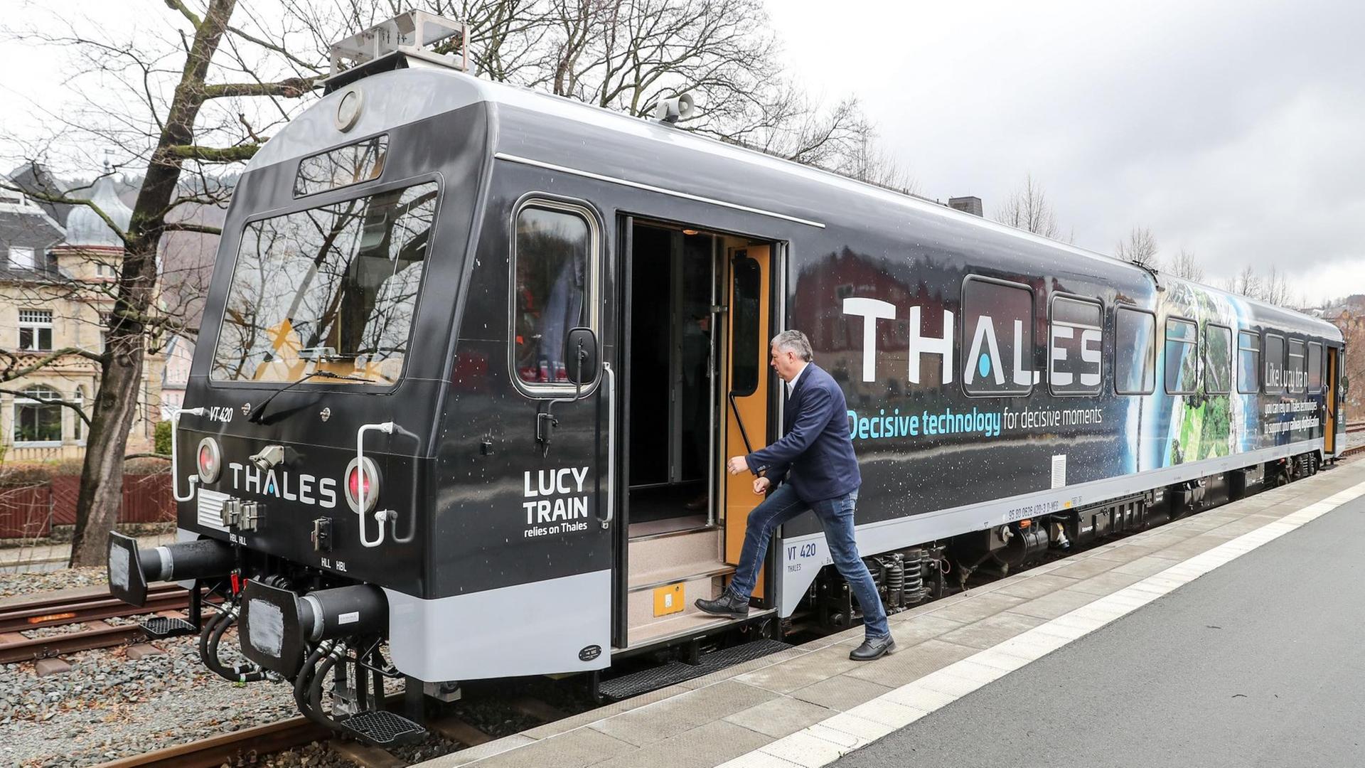 Ein Mann steigt in den Forschungszug Lucy ein. Ein Mann steigt in den Forschungszug Lucy ein.