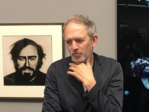 Der niederländische Fotograf Anton Corbijn bei der Ausstellungseröffnung im Hamburger Bucerius Kunst Forum (5.6.2018).