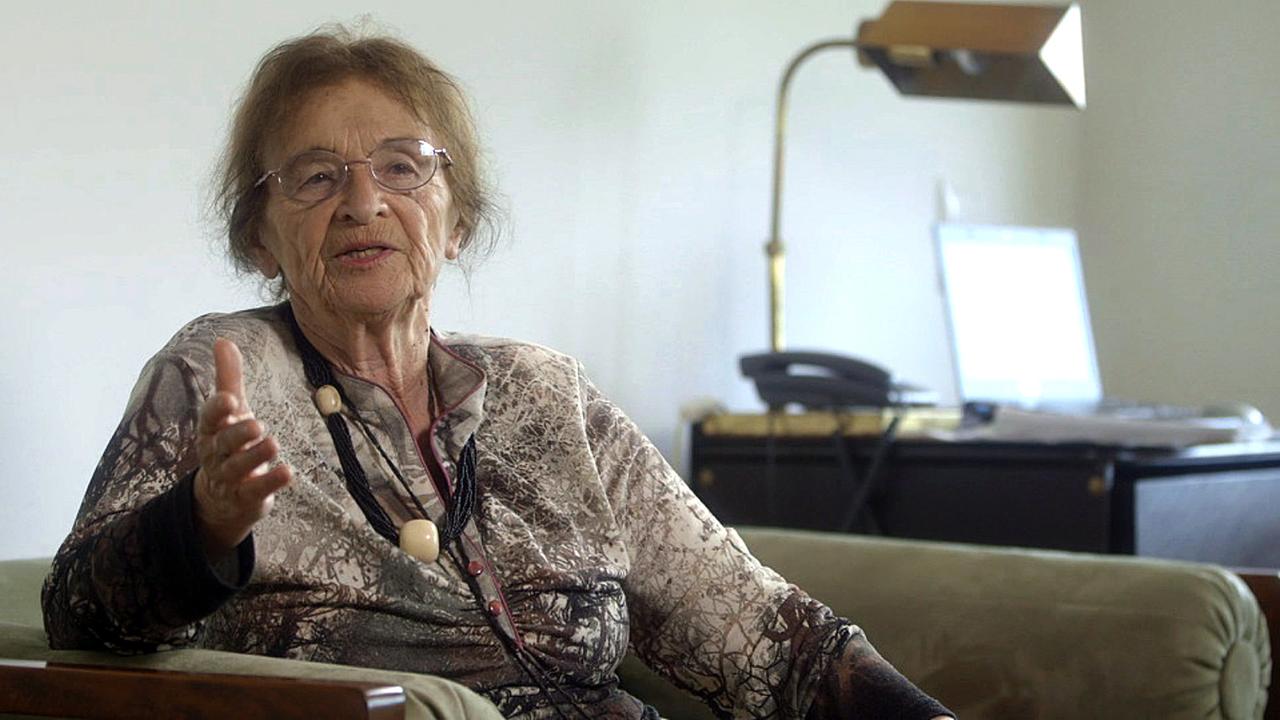 Die Philosophin Agnes Heller sitzt in einer Szene des Dokumentarfilms «Carl Lutz. Der vergessene Held» auf einem Sessel und gestikuliert mit ihrer rechten Hand. Die Philosophin Agnes Heller sitzt in einer Szene des Dokumentarfilms «Carl Lutz. Der vergessene Held» auf einem Sessel und gestikuliert mit ihrer rechten Hand.