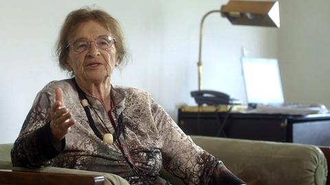 Die Philosophin Agnes Heller sitzt in einer Szene des Dokumentarfilms «Carl Lutz. Der vergessene Held» auf einem Sessel und gestikuliert mit ihrer rechten Hand.