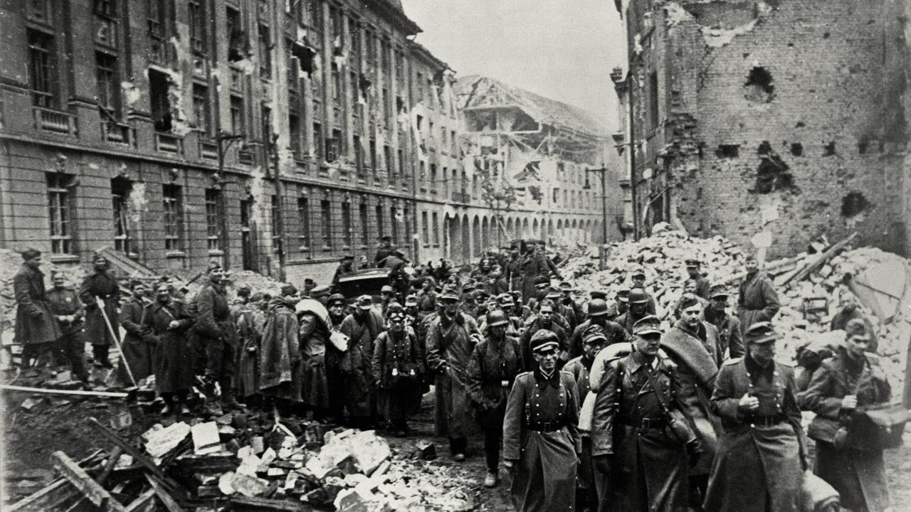 Berlin, Mai 1945. Deutsche Soldaten nach der Kapitulation im zerbombten Berlin auf dem Weg in die sowjetische Kriegsgefangenschaft. |
