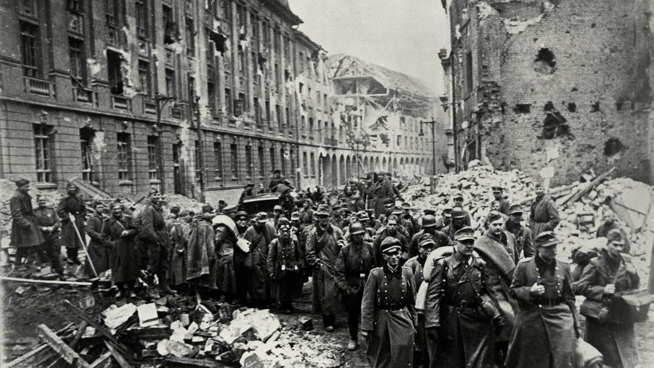 Berlin, Mai 1945. Deutsche Soldaten nach der Kapitulation im zerbombten Berlin auf dem Weg in die sowjetische Kriegsgefangenschaft. | Berlin, Mai 1945. Deutsche Soldaten nach der Kapitulation im zerbombten Berlin auf dem Weg in die sowjetische Kriegsgefangenschaft. |