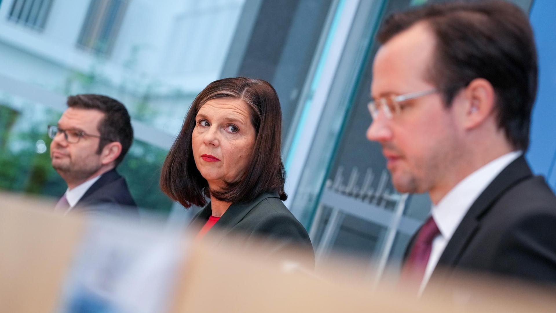 Dirk Wiese (r), stellvertretender SPD-Fraktionsvorsitzender, Katrin Göring-Eckardt (M), Fraktionsvorsitzende von Bündnis 90/Die Grünen, und Marco Buschmann, Erster Parlamentarischer Geschäftsführer der FDP-Bundestagsfraktion, stellen auf einer Pressekonferenz Eckpunkte zur «Geordneten Beendigung der epidemischen Lage von nationaler Tragweite» vor. Dirk Wiese (r), stellvertretender SPD-Fraktionsvorsitzender, Katrin Göring-Eckardt (M), Fraktionsvorsitzende von Bündnis 90/Die Grünen, und Marco Buschmann, Erster Parlamentarischer Geschäftsführer der FDP-Bundestagsfraktion, stellen auf einer Pressekonferenz Eckpunkte zur «Geordneten Beendigung der epidemischen Lage von nationaler Tragweite» vor.