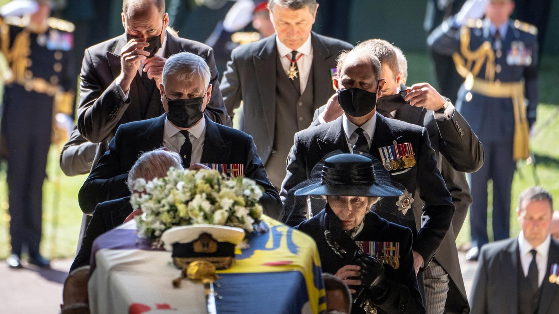 Der Sarg von Prinz Philip wird in die Kapelle St. George getragen. Der Sarg von Prinz Philip wird in die Kapelle St. George getragen.