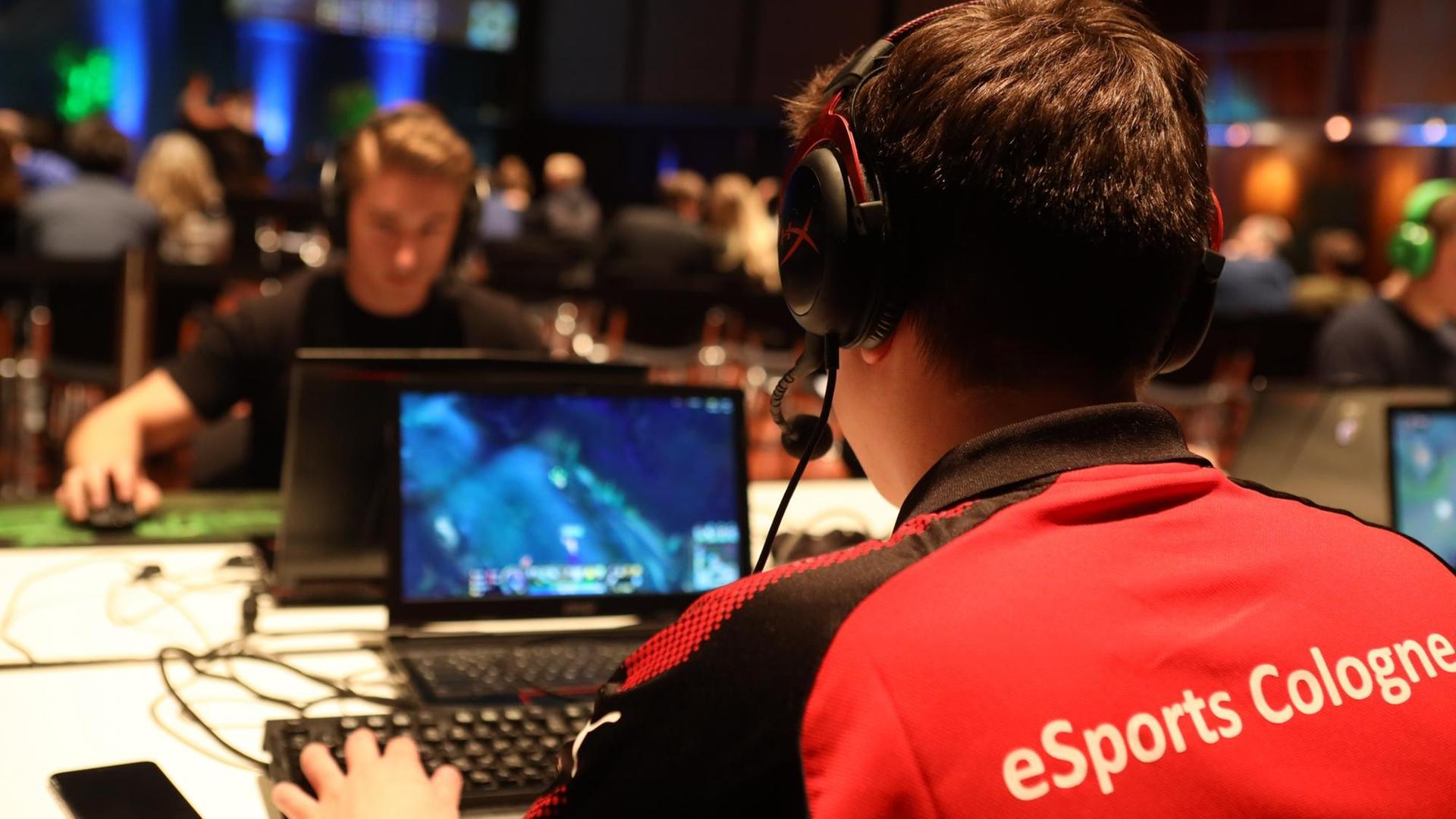 E-Sportler bei einem Demonstrationswettbewerb während der Dlf-Sportkonferenz 2019 E-Sportler bei einem Demonstrationswettbewerb während der Dlf-Sportkonferenz 2019