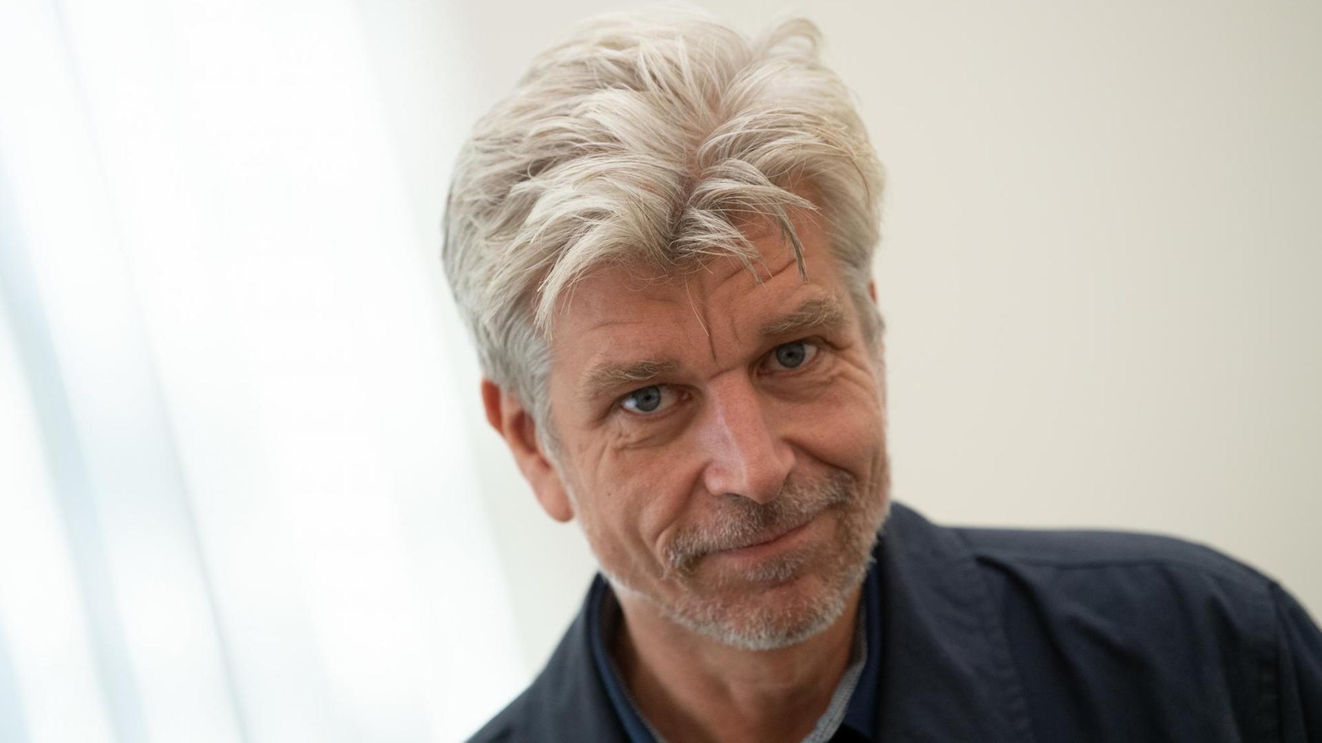 10.10.2019, Nordrhein-Westfalen, Düsseldorf: Karl Ove Knausgard, Bestsellerautor, steht in der Kunstsammlung NRW. Die Ausstellung «Edvard Munch - gesehen von Karl Ove Knausgard» ist dort vom 12.10.2019 bis zum 1.3. 2020 zu sehen. 10.10.2019, Nordrhein-Westfalen, Düsseldorf: Karl Ove Knausgard, Bestsellerautor, steht in der Kunstsammlung NRW. Die Ausstellung «Edvard Munch - gesehen von Karl Ove Knausgard» ist dort vom 12.10.2019 bis zum 1.3. 2020 zu sehen.
